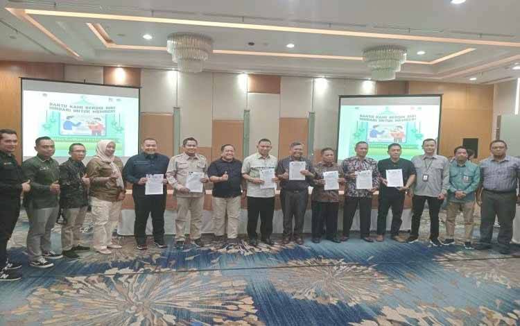 Kegiatan penandatanganan kerjasama tiga pihak terkait Program Peremajaan Sawit Rakyat antara pihak kelembagaan pekebun, sejumlah bank mitra dan BPDPKS Kementerian Keuangan atau Kemenkeu.(FOTO: Rilis BPDPKS)