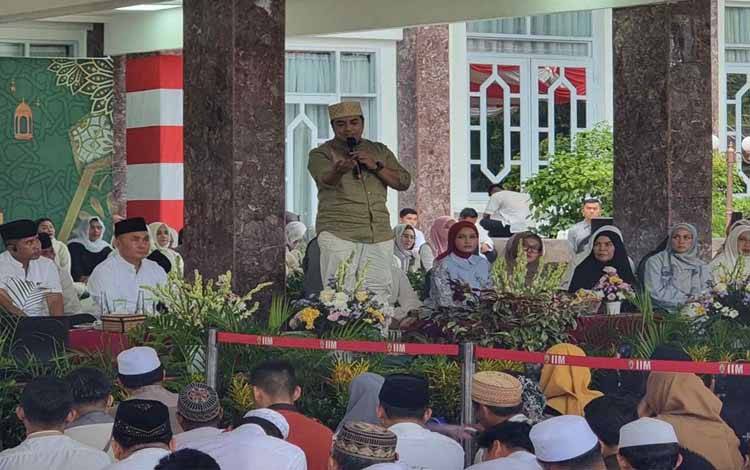 Ustad Riza Muhammad saat mengisi tausiah agama di Istana Isen Mulang, Selasa sore, 12 Maret 2024. (FOTO:SETDA KALTENG)