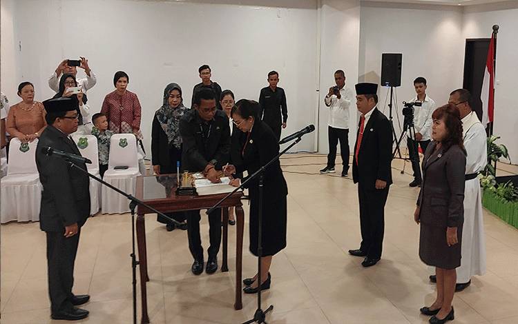 Pj Bupati Kapuas Lantik Asisten I dan Dua Kepala Dinas