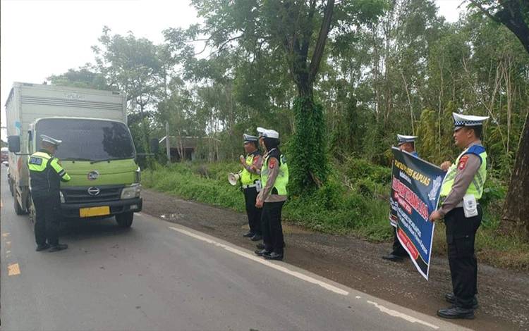 Operasi Telabang 2024, Personel Satlantas Bagikan Stiker dan Sosialisasi Keselamatan ke Pengendara
