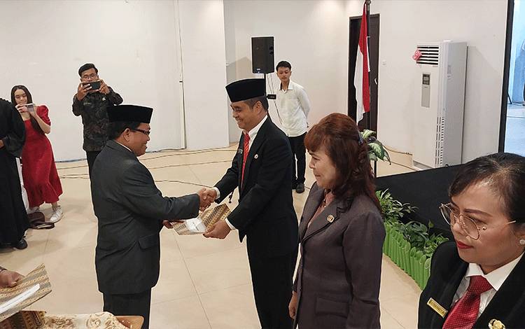 Ini Harapan Pj Bupati Kapuas Kepada Tiga Pejabat Pimpinan Tinggi Pratama yang Baru Dilantik