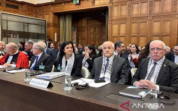Menteri Luar Negeri Palestina Riyad al-Maliki (paling kanan) dalam sidang Mahkamah Internasional (ICJ) di Den Haag, Belanda, Senin (19/2/2024). ANTARA/Anadolu/aa. (ANTARA/ANADOLU)