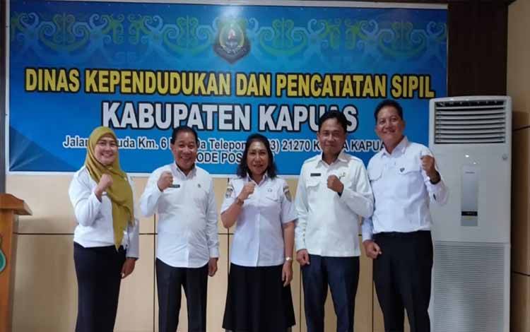Sekretaris Disdukcapil Kapuas, Sipie S Bungai saat terima kunker Disdukcapil Kalteng. (FOTO: IST)