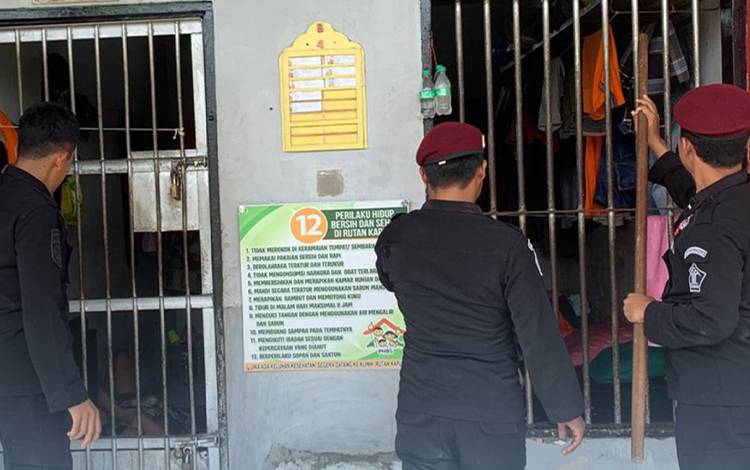 Petugas Rutan Kapuas Periksa Tralis Kamar Hunian WBP