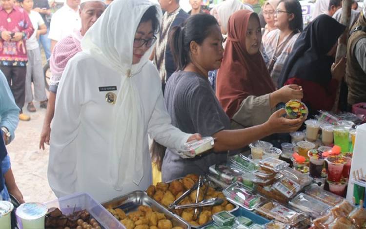 Pj Bupati Lamandau Ajak ASN Beli Takjil di Pasar Ramadan  ?