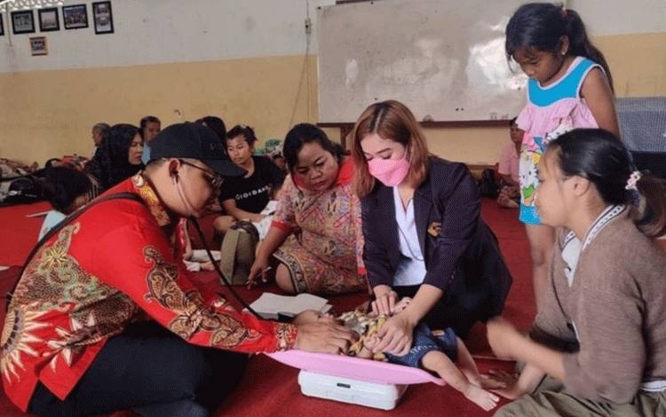 Tim Dinas DaldukKBP3APM Lakukan Penimbangan dan Pengukuran di Posko Pengungsian Langkai