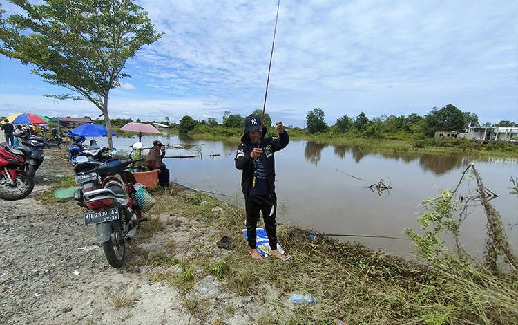 Banjir di Pahandut Seberang Menjadi Wadah Mancing Favorit Warga