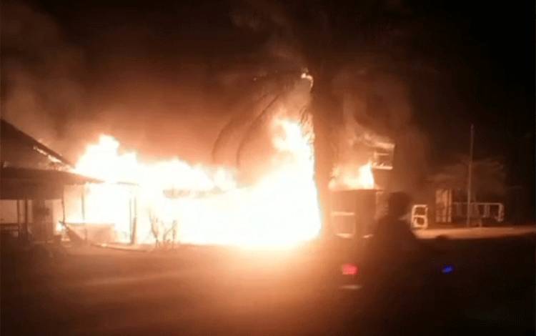 Sejumlah Warung di Sampit Terbakar