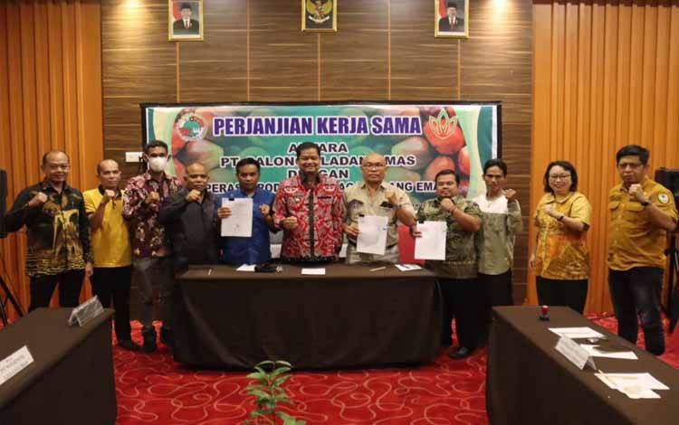 Disaksikan Pj Bupati Seruyan, PT SLM dan Koperasj Berkai Batu Baung Teken MoU