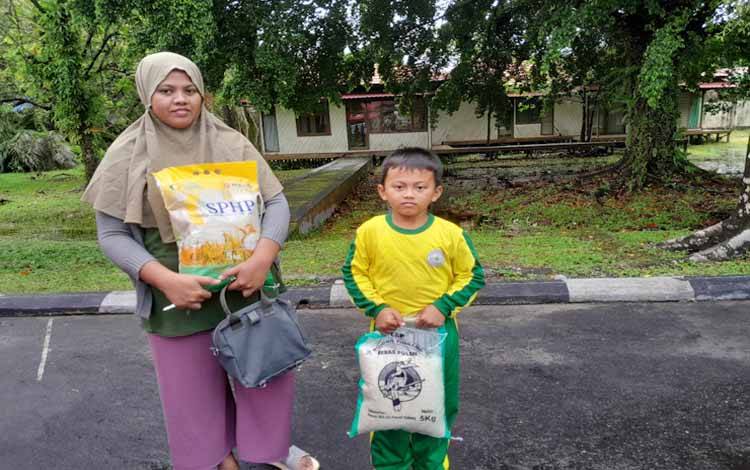 Masyarakat saat membeli beras di Bulog (Foto:MARINI)