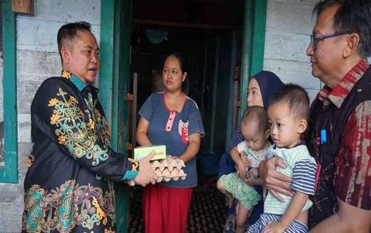 Pj Bupati Katingan Kunjungi Rumah Warga Terdampak Stunting, Begini Pesannya