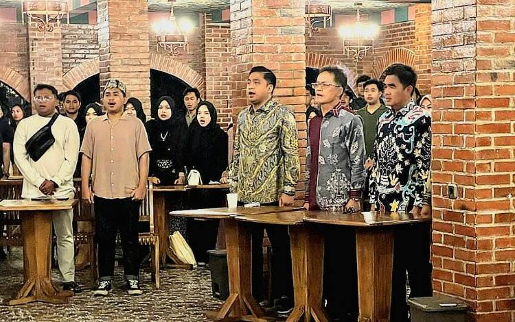Pimpinan dan Anggota Komisi I DPRD Kalteng ketika melangsungkan pertemuan dengan HMKT di Kota Malang, baru-baru ini. (FOTO: DOK SIRAJUL RAHMAN)