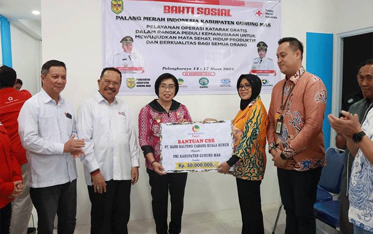 Sekretaris Daerah (Sekda) Kalteng, Nuryakin saat mendampingi kegiatan operasi katarak gratis serta penyerahan bantuan secara simbolis dari Perusda Kalteng. (FOTO:ASEP)