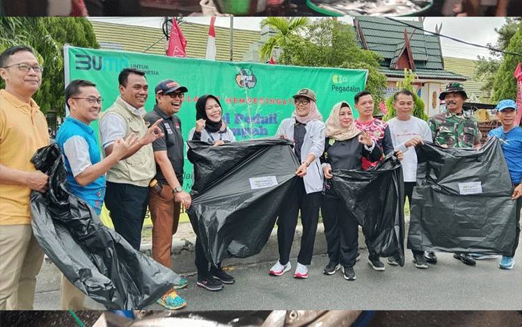 Warga Palangka Raya Diajak Atasi Sampah Plastik dengan Produktif