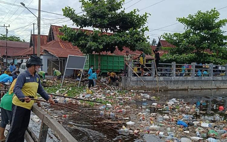 Sampah Drainase Meluap Akibat Banjir di Palangka Raya