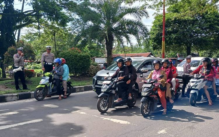 Anggota Ditlantas Polda Kalteng saat melakukan kegiatan Dikmas di Jalan RTA Milono. (FOTO: PATHUR)
