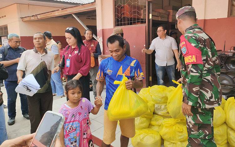 Pembagian Sembako di Kelurahan Langkai Berjalan Lancar