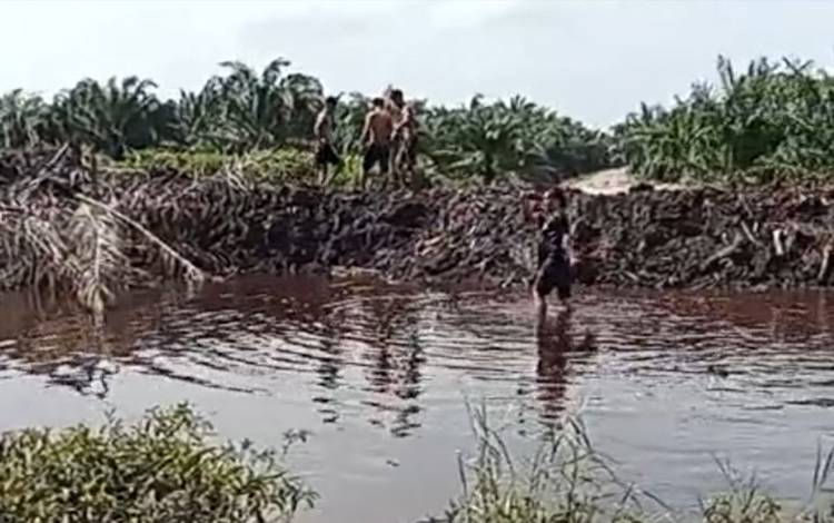 Warga Hanya Bersedia Lakukan Pertemuan di Polsek Kumai terkait Tanggul Terusan Sungai Kakap