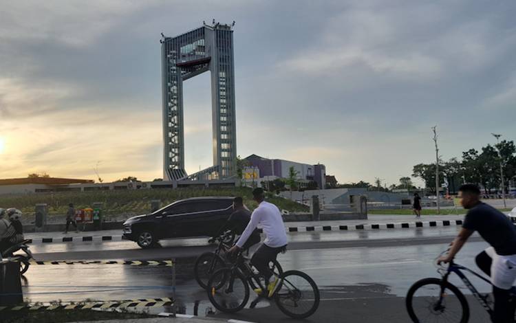 Gubernur Minta Tindak Tegas Pembuang Sampah Sembarangan di sekitar Bundaran Besar