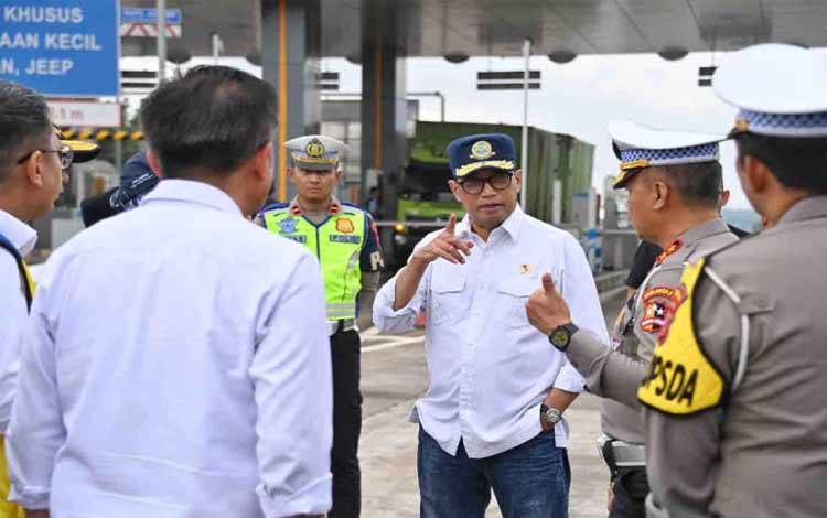 Menteri Perhubungan, Budi Karya Sumadi mengecek kesiapan infrastruktur transportasi jelang arus mudik Lebaran 2024 di beberapa lokasi di Jawa Barat