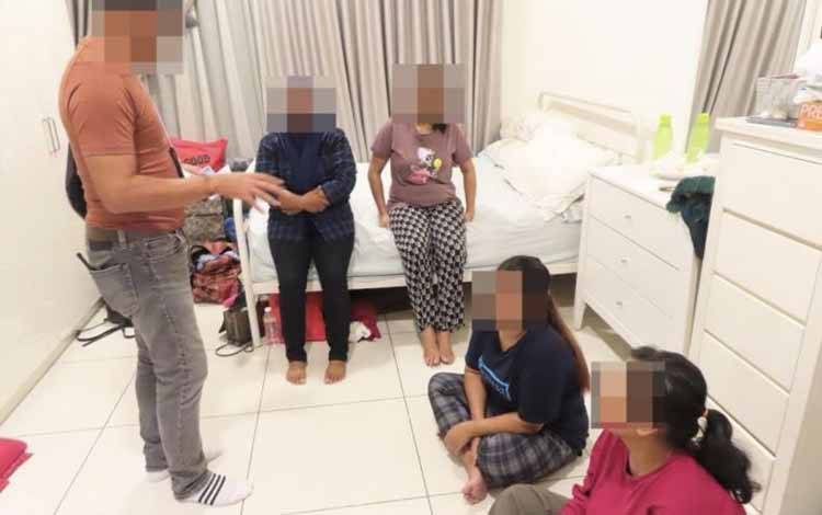 Sebanyak empat pekerja migran Indonesia yang diduga dieksploitasi agen diselamatkan Departemen Imigrasi Malaysia di Petaling Jaya, Selangor, Malaysia, Jumat (15/3/2024). (FB resmi Jabatan Imigresen Malaysia)
