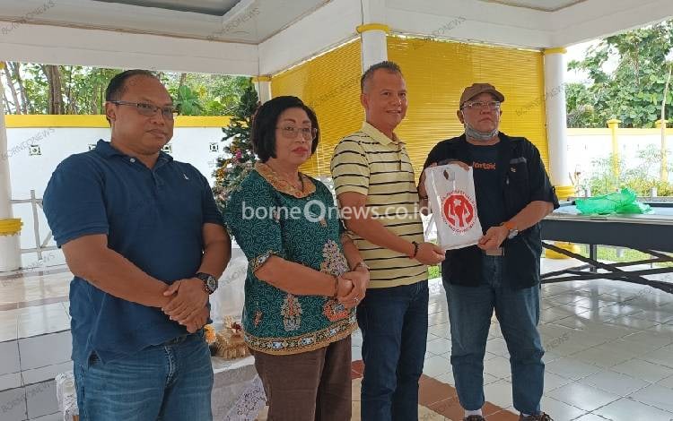 Bupati Gunung Mas Serahkan Cenderamata kepada Wartawan