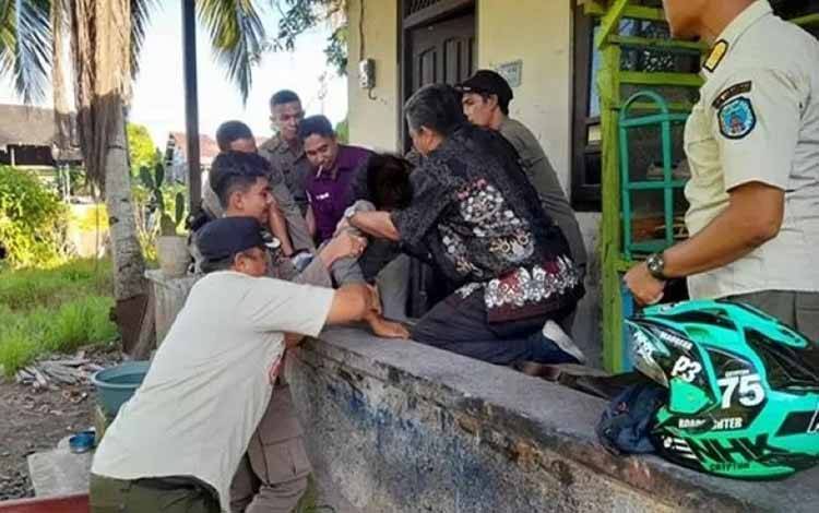 Satpol PP Kabupaten Lamandau Tengah mengamankan seorang ODGJ yang selama ini dinilai meresahkan warga. (FOTO : HENDI NURFALAH)