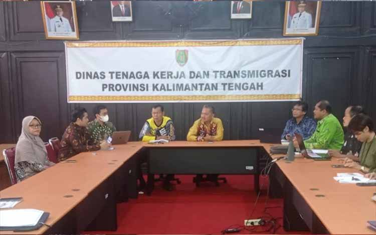 Sambutan Kepala Dinas Tenaga Kerja dan Transmigrasi Provinsi Kalimantan Tengah Farid Wajdi. (FOTO: HUMAS DISNAKERTRANS KALTENG)