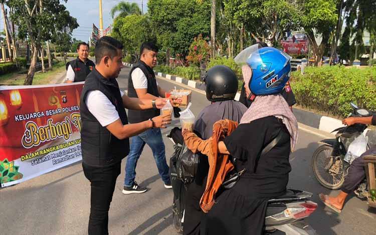 Ramadan 1445 H, Satreskrim Polres Kapuas Bagikan Takjil Kepada Warga