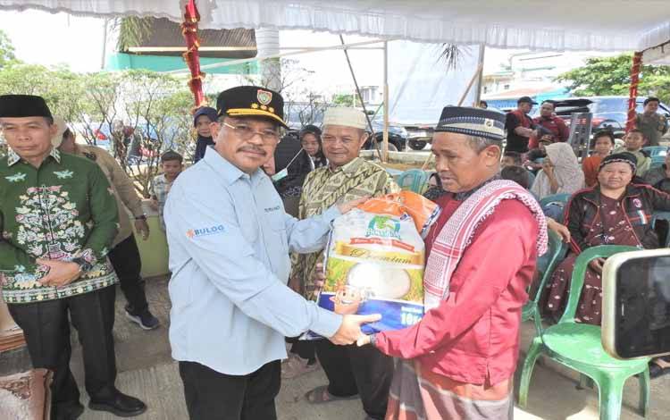 Sekda Kalteng, Nuryakin saat mengikuti rangkaian pasar murah di Kabupaten Murung Raya. (FOTO:RIZALDI)