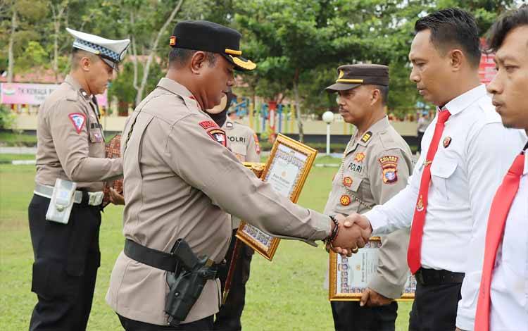 Kapolres Barito Timur Beri Penghargaan Anggota Berprestasi dan Relawan