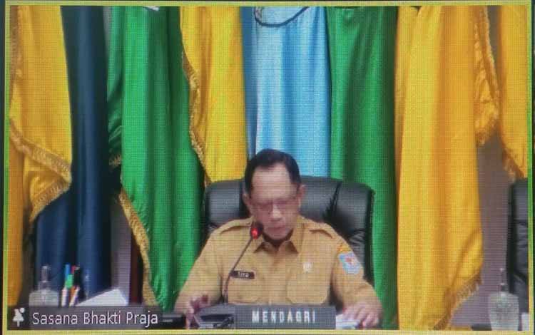 Menteri Dalam Negeri Tito Karnavian saat memimpin Rakor Pengendalian Inflasi Daerah, secara virtual, Senin, 18 Maret 2024. (FOTO: DUAN)