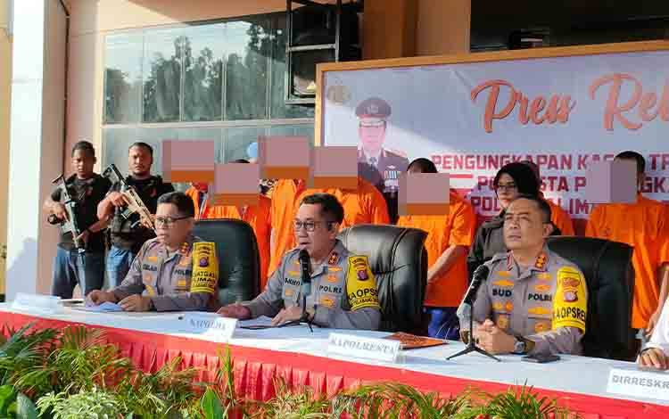 Kapolda Kalteng Irjen Pol Djoko Poerwanto saat memimpin konferensi pers di lobi Mapolresta Palangka Raya. (FOTO: PATHUR)
