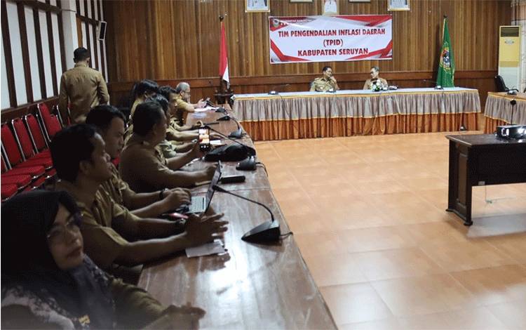 Pj Bupati Seruyan Djainuddin Noor mengikuti Rapat Koordinasi Nasional Pengendalian Inflasi Mingguan secara virtual (FOTO : PROKOM SERUYAN)