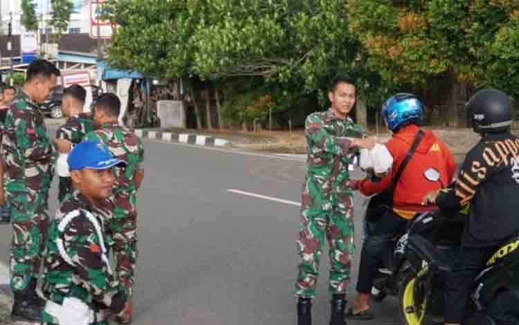 Personel Kodim 1011 Kuala Kapuas Bagikan Takjil Jelang Buka Puasa?