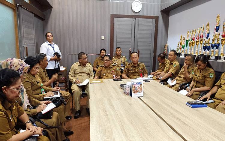Suasana saat Rapat Finalisasi persiapan peringatan HUT ke-73 Pemkab Kapuas, bertempat di Aula Disdik Kapuas. (FOTO: IST)