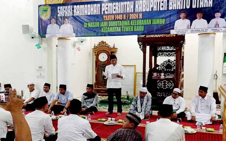 Pj Bupati Barito Utara, Muhlis bersama pejabat lainnya melaksanakan safari Ramadan hari pertama di Masjid Jami DarumTaqwa Kelurahan Jambu.(foto:?Dhani)
