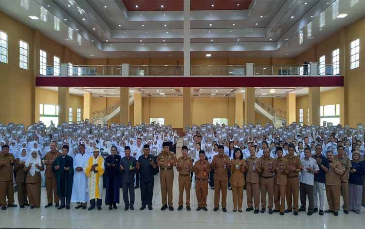 Pj Bupati Kobar Budi Santosa bersama Sekda Kobar Rody Iskandar dan jajaran Pemda Kobar foto bersama ratusan Pegawai PPPK yang baru dilantik. (Foto : DANANG)