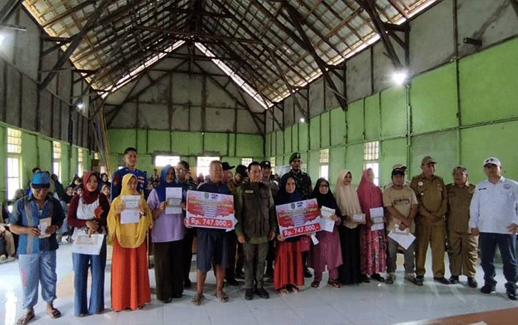 Pemkab Sukamara Salurkan Bansos Tunai Dana Insentif Fisikal di Kelurahan Kuala Jelai