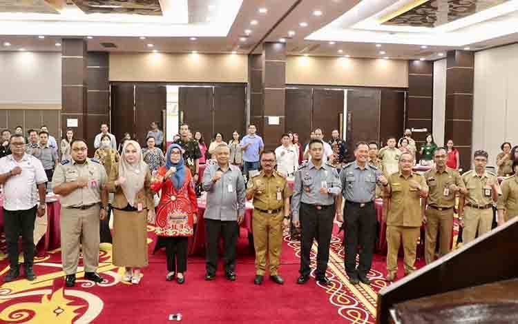 Foto bersama saat rangkaian pengukuhan Pengukuhan Gugus Tugas Bisnis dan HAM Wilayah Kalteng di Hotel Best Western Batang Garing Palangka Raya, Selasa, 19 Maret 2024. (FOTO: RIDUAN)