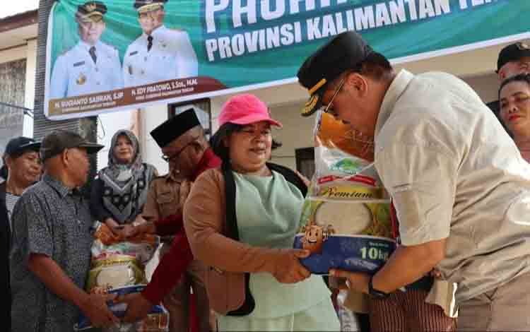Penyerahan paket beras subsidi secara simbolis. (FOTO: DISKOMINFOSANTIK KALTENG)