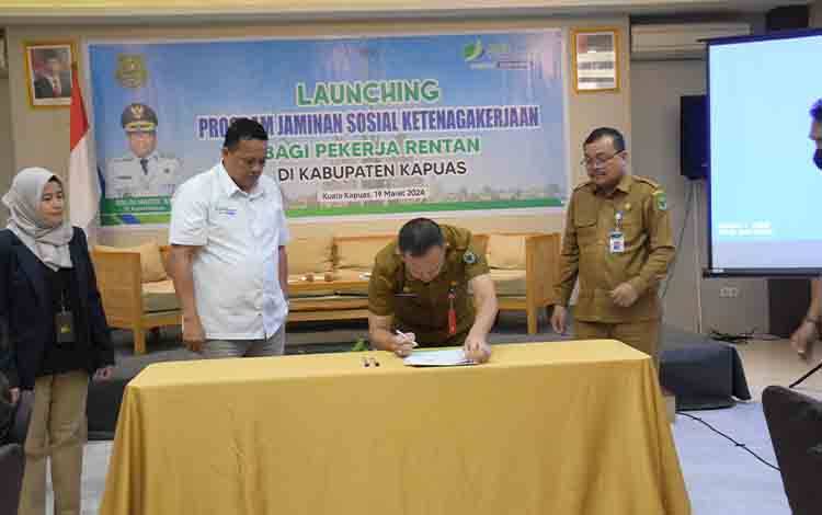 Pemkab Kapuas Komitmen Dukung Program Jaminan Sosial Ketenagakerjaan Bagi Pekerja Rentan
