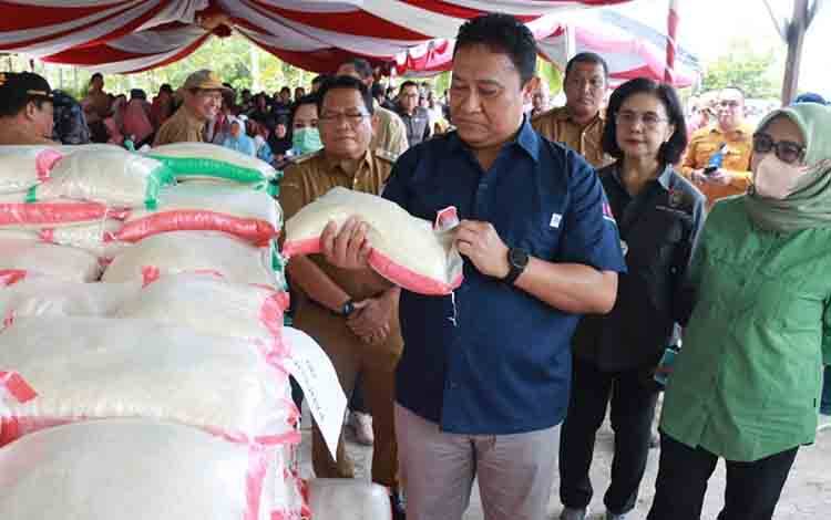 Edy Pratowo Pastikan Kualitas Beras Pasar Murah