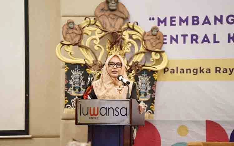 Kepala Dinas Adiah Chandra Sari saat menyampaikan sambutan pada pembukaan Workshop Ekonomi Kreatif. (FOTO: IST)
