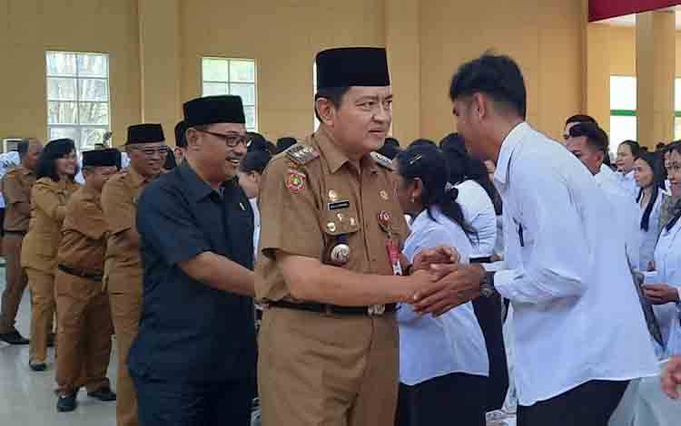 Pj Bupati Kobar Budi Santosa bersama Ketua DPRD Kobar M Rusdi Gozali saat bersalaman memberikan selamat kepada pegawai PPPK yang baru saja dilantik. (FOTO: DANANG)