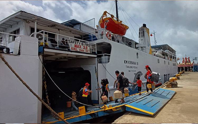 Penumpang memasuki KM Kirana III Sampit-Surabaya, Selasa, 19 Maret 2024. (FOTO: DEWIP)