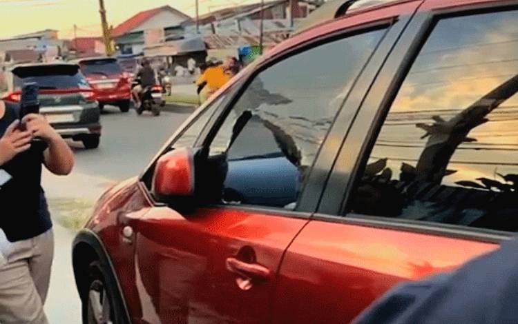 Mobil milik salah satu warga di Kota Palangka Raya yang mengalami pencurian dengan modus pecah kaca. Hal ini sangat meresahkan, dan masyarakat diminta untuk waspada. (FOTO: IST)