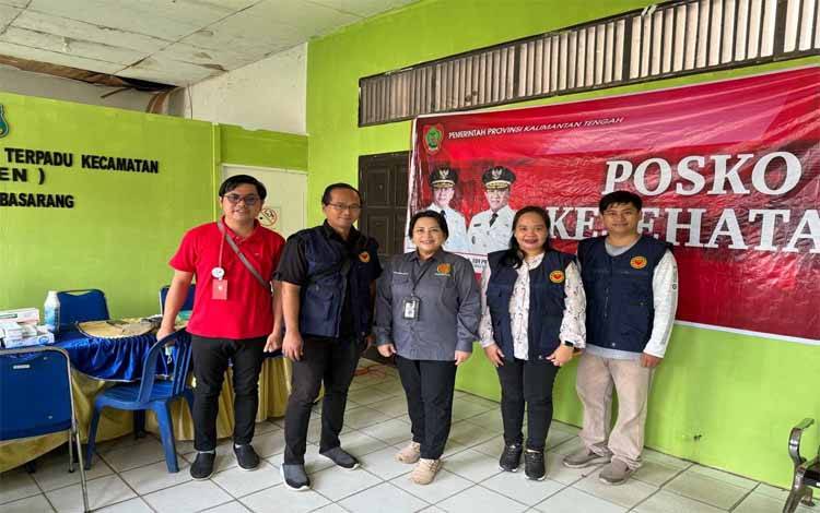 Direktur RSJ Kalawa Atei bersama Tim Kesehatan di Kecamatan Basarang saat rangkaian pasar murah. (FOTO: IST)