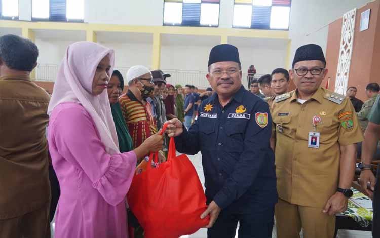 Sekda Kalteng Distribusikan 30 Ton Beras Pasar Murah di Kabupaten Barito Timur