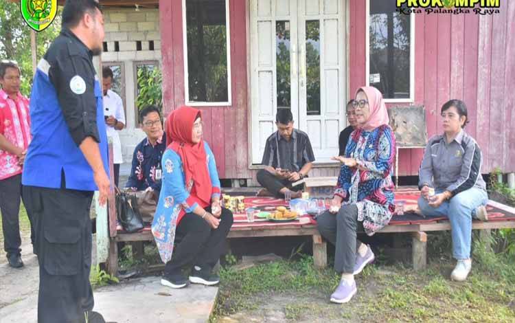 Pj Wali Kota Palangka Raya Hera Nugrahayu saat berbincang dengan Pokdakan. (FOTO: HUMAS